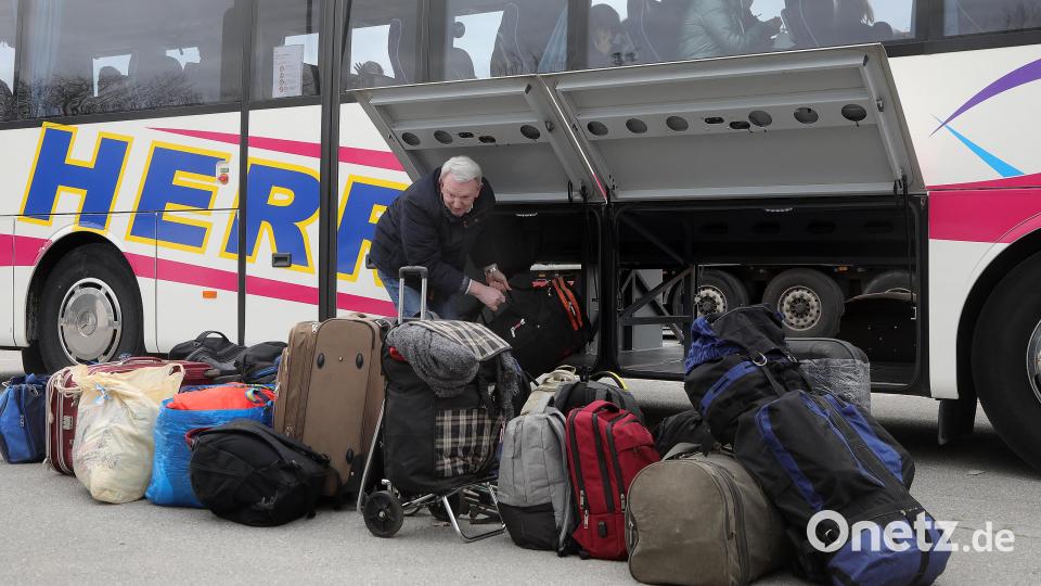 Vor einer Woche kamen 45 Ukrainer in zwei Bussen auf dem Dultplatz an. Die Stadt Amberg geht davon aus, dass weitere Schutzsuchende den Weg hierher finden werden. Die Planungen für Notunterkünfte laufen. Bild: Wolfgang Steinbacher