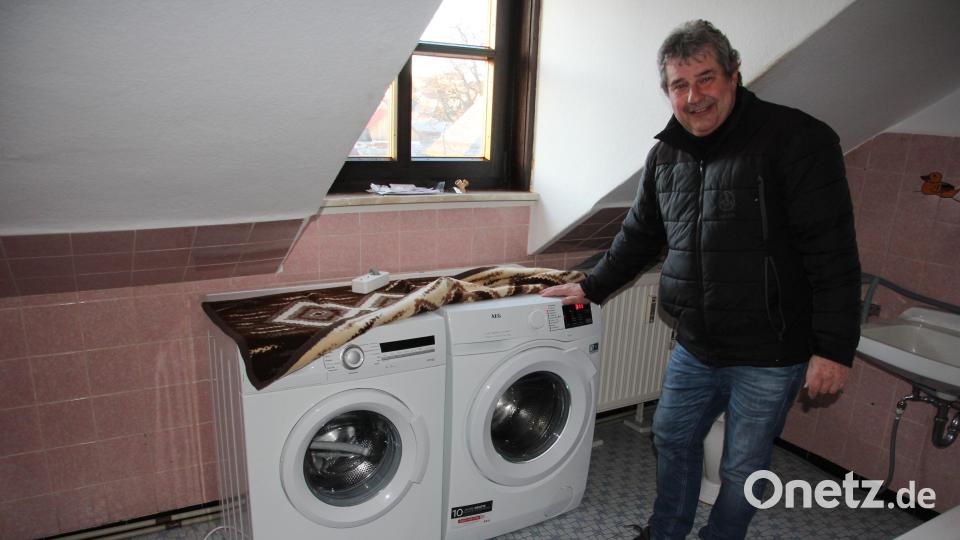 Kirchenpfleger Franz Freundl hat eigens zwei neue Waschmaschinen für die Flüchtlinge gekauft, die sie nun nutzen können. Bild: kro
