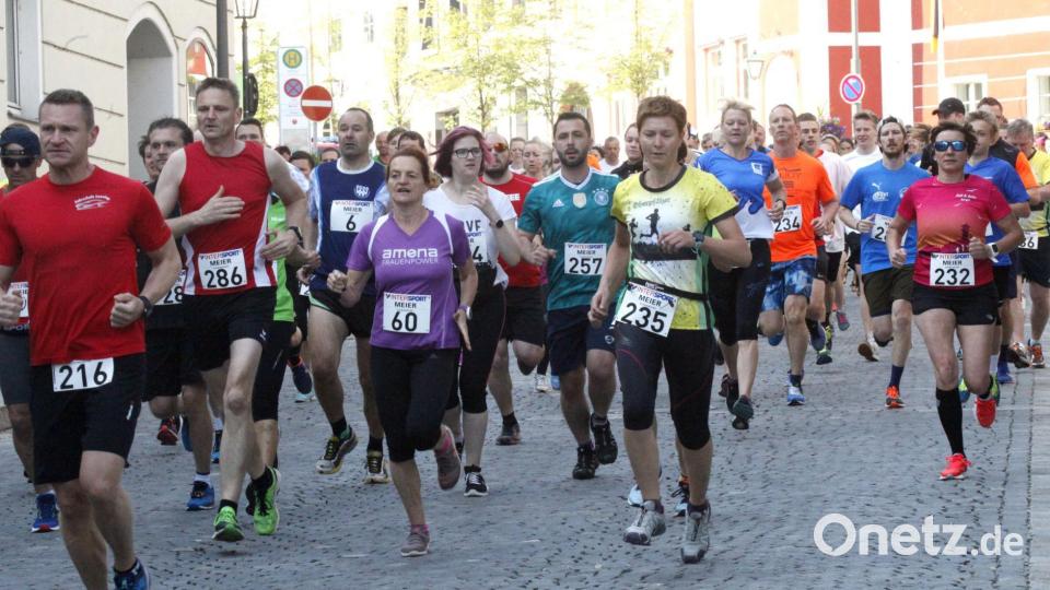 Heuer soll es wieder einen Landkreislauf geben, die Veranstalter sind zuversichtlich, dass es klappt. Zuletzt konnten die Läufer 2019 (Bild) die Etappen durch viele Städte und Dörfer genießen. Archivbild: Hirsch