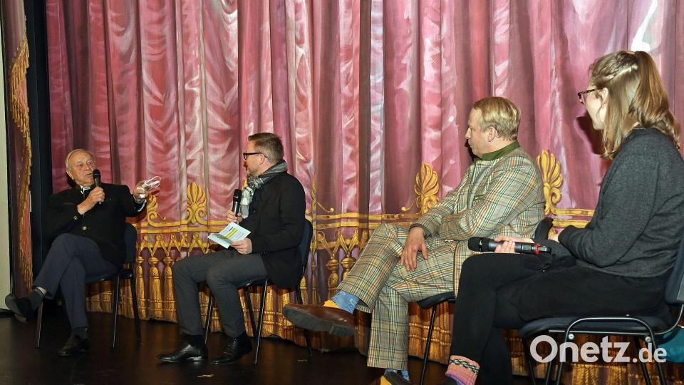 Im Gespräch nach der Aufführung: Altlandrat Hans Schuierer (von links), Moderator Christoph Rolf (OTV), Schauspieler Jens Schnarre und Dramaturgin Julia Hammerstiel. Bild: Petra Hartl