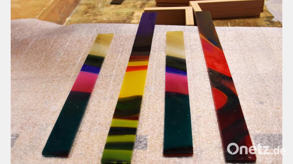 Aus unterschiedlich bunten Lambertsglasstreifen durften sich die Firmlinge jeweils eine Farbgebung selbst aussuchen. Bild: ubb