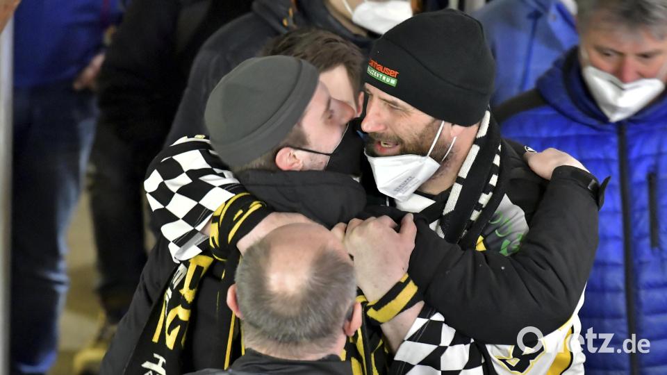 Pure Freude herrschte bei den Fans des ERSC Amberg nach dem Heimsieg gegen Buchloe und dem Einzug in die Play-Offs. Bild: Hubert Ziegler