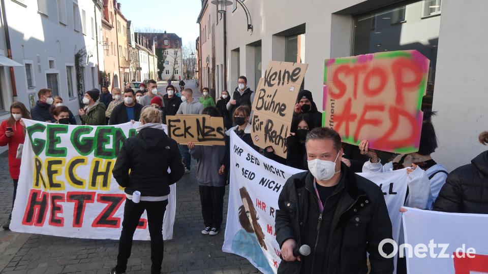Gegenprotest des Bündnisses für Toleranz und Menschenwürde gegen eine AfD-Kundgebung gegen die Impfpflicht. Bild: uz