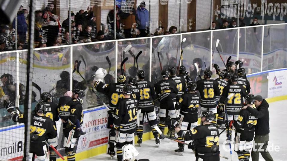 Die Cracks des ERSC Amberg ließen sich nach dem Heimsieg gegen Buchloe von ihren Fans feiern. Bild: Hubert Ziegler