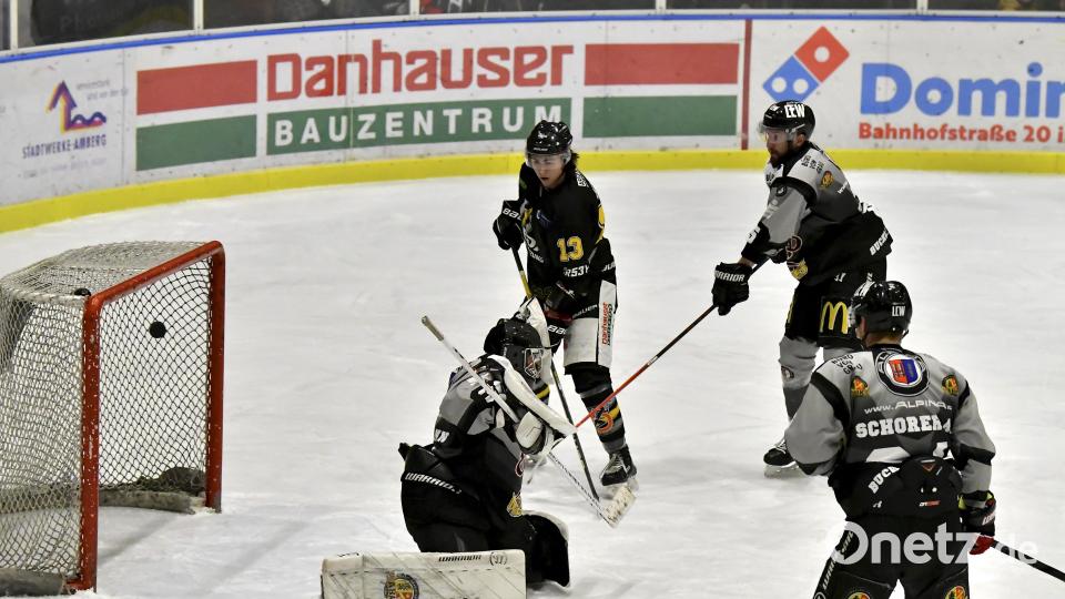 Leon Hartl vom ERSC Amberg (Zweiter von links) schaut der Scheibe hinterher - gerade hat es zum 2:0 für den ERSC Amberg im Kasten von Buchloe eingeschlagen. Bild: Hubert Ziegler