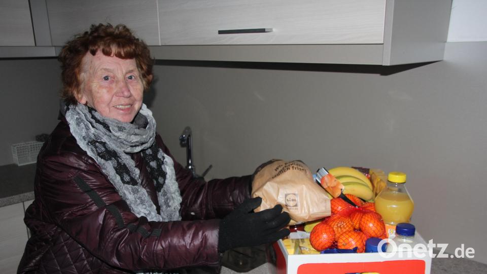 Rosa Schöner ist immer aktiv, auch jetzt in der aktuellen Situation. Hier beim Sortieren von Lebensmitteln. Bild: kro