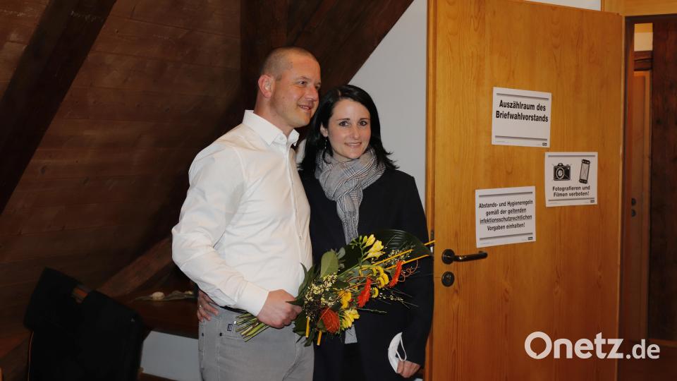 Martina Prasse, die 2. Vorsitzende der Freien Wähler in Königstein, freut sich über den Wahlsieg von Jörk Kaduk. Bild: mfh