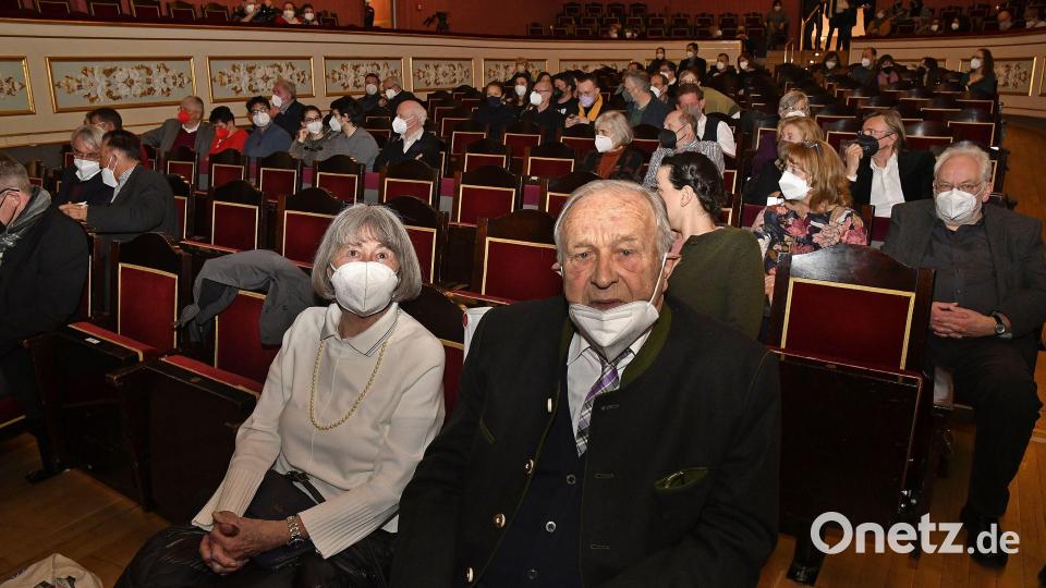 Hans Schuierer (vorne rechts), der ehemalige Schwandorfer Landrat, im Publikum bei der Aufführung des Theaterstücks &quot;Wackersdorf&quot;. Bild: Petra Hartl