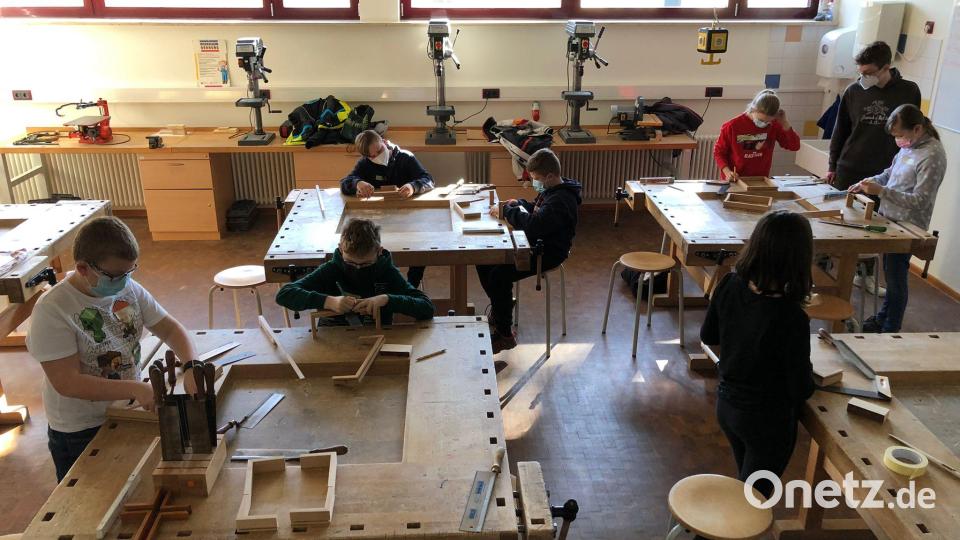 Die Buben und Mädchen arbeiteten intensiv und angestrengt an ihren Kurzifixen. In drei Stunden musste alles fertig sein. Bild: ubb