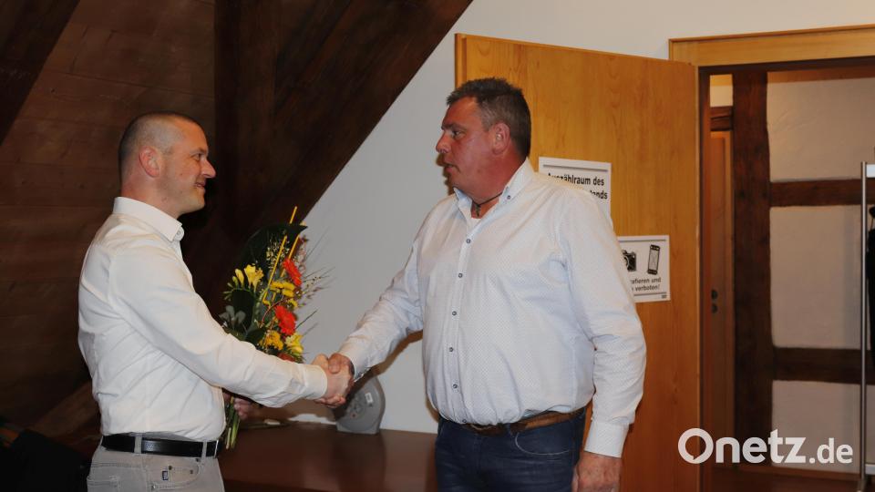 Mit zu den ersten Gratulanten gehörte Roland Söllner von der CSU: Er beglückwünschte Jörk Kaduk zur Wahl und wünscht sich eine erfolgreiche Zusammenarbeit Bild: mfh