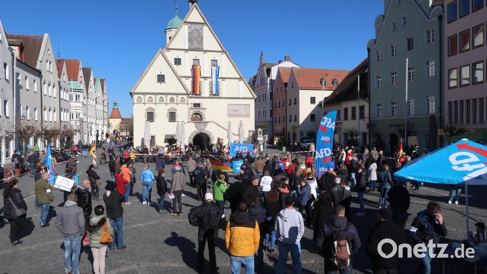 Die AfD-Anhänger verfolgen eine Rede von MdL Katrin Ebner-Steiner aus Deggendorf. Bild: uz