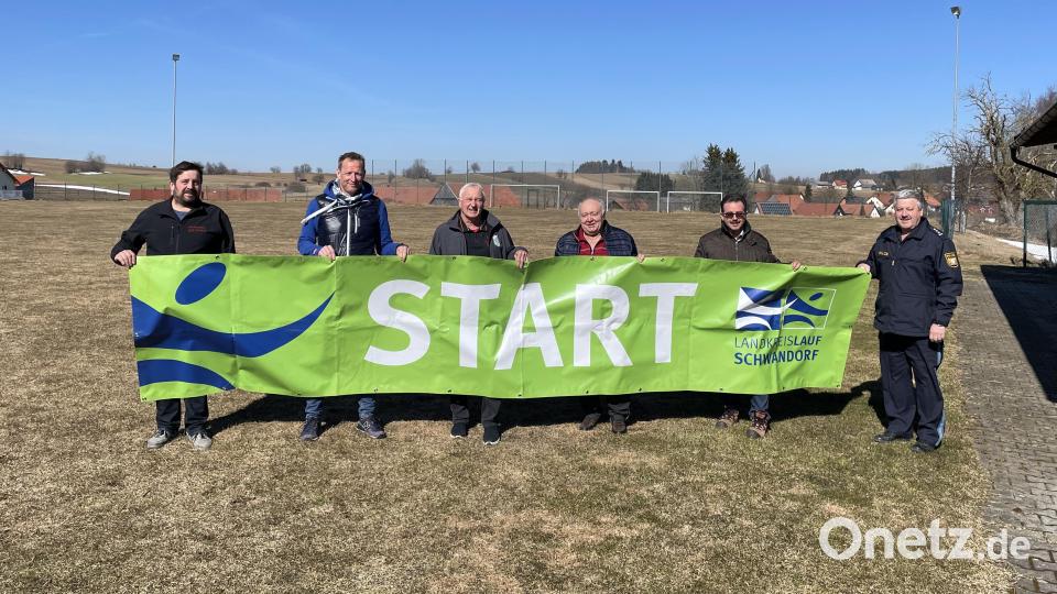 Es läuft: Vertreter von Feuerwehr und Sportverein Weiding mit Sachgebietsleiter am Landratsamt Schwandorf Christian Meyer (Zweiter von links) sowie Bürgermeister Manfred Dirscherl (Zweiter von rechts) präsentieren erste Details zum Landkreislauf. Rechts im Bild der Leiter der PI Oberviechtach, Erster Polizeihauptkommissar Robert Feuerer. Bild: Matthias Meier/exb