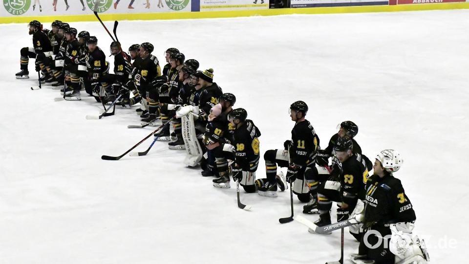 Auf die Knie! Die Feier wollte bei den Spielern des ERSC Amberg mit Ihren Fans nach dem Heimsieg gegen Buchloe nicht mehr enden. Bild: Hubert Ziegler