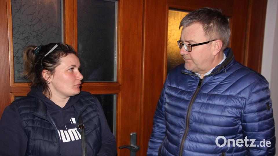 Initiatorin Nadila Koval im Gespräch mit Zweiten Bürgermeister German Hartmann. Bild: kro