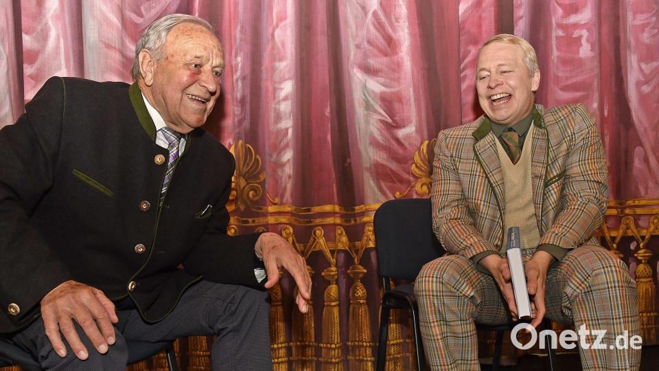 Hans Schuierer (SPD), der ehemalige Schwandorfer Landrat und
Schauspieler Jens Schnarre im Gespräch nach der Aufführung des Stücks &quot;Wackersdorf&quot; im Stadttheater Amberg. Bild: Petra Hartl