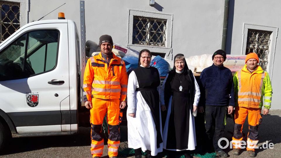 Bauhofmitarbeiter holten nagelneue Matratzen aus dem Kloster in Waldsassen ab, die ihnen Äbtissin Laetitia überreichte. Bild: kro