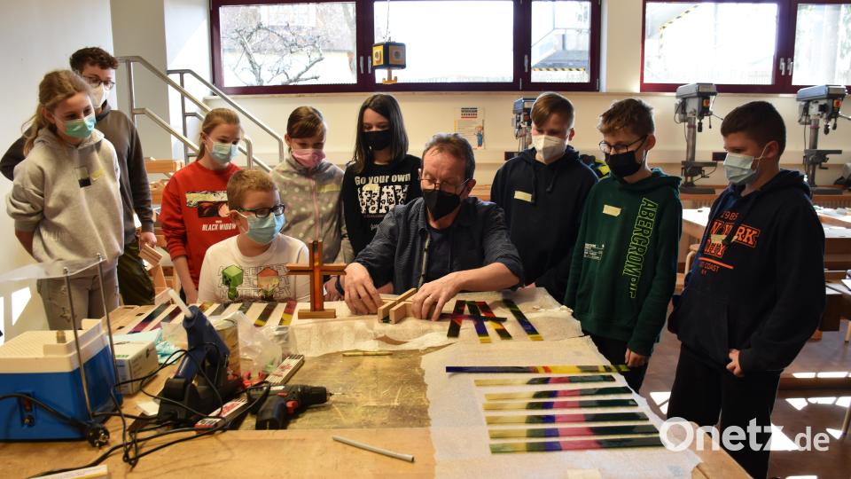 Wolfgang Horn (Mitte) und Luca Braun (hinten links) zeigten den Firmlingen die ersten Schritte zum Bau eines Holzkreuzes. Die Buben und Mädchen hörten aufmerksam dazu, danach sollte jeder sein eigenes Kruzifix basteln. Bild: ubb