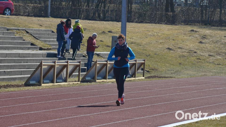 &quot;1000 Runden für die Ukraine&quot;, hieß es am Sonntag im Sportzentrum. Pünktlich um 13 Uhr fiel der Startschuss für den Sponsorenlauf. Kinder, Erwachsene und Senioren machten sich auf den Weg, um die Initiative von TV-Akteur Dominik Buchbinder zu unterstützen. Bild: dob