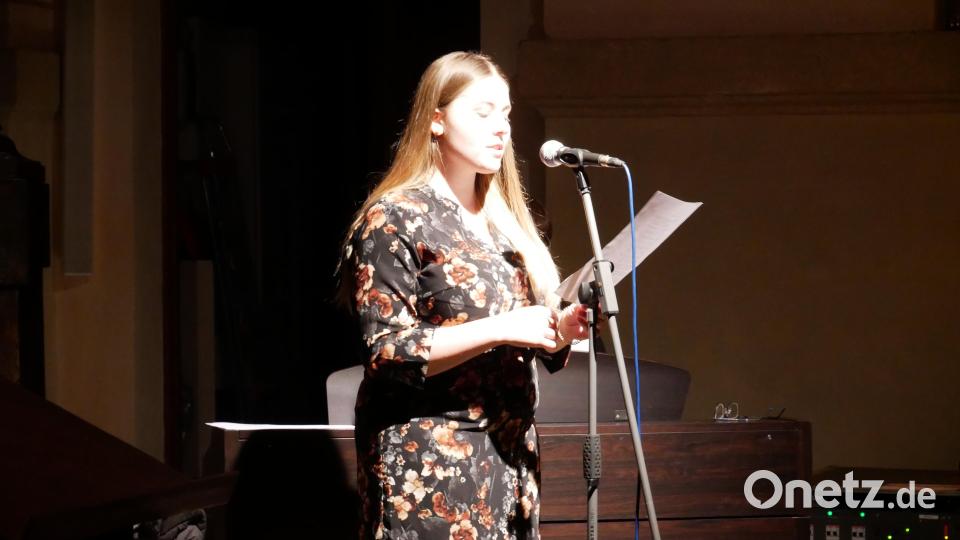 Mit mehreren Gesangseinlagen trug Jennifer Bäumler, musikalisch begleitet von Andreas Sagstetter, zur eindrucksvollen Stimmung in dem nur punktuell beleuchteten Kirchenraum bei. Bild: hmr