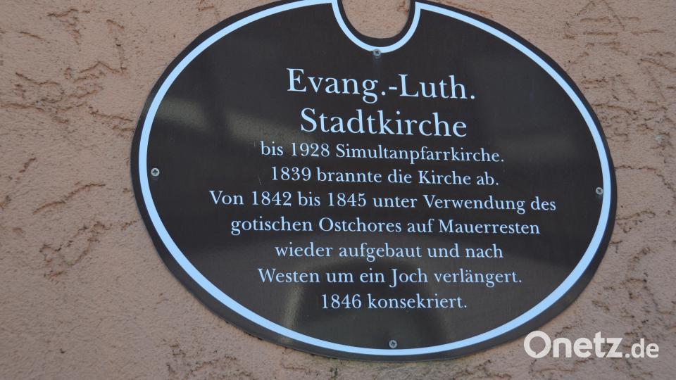 Die Daten können gut sichtbar auf einer Tafel an der Außenmauer abgelesen werden. Bild: dob