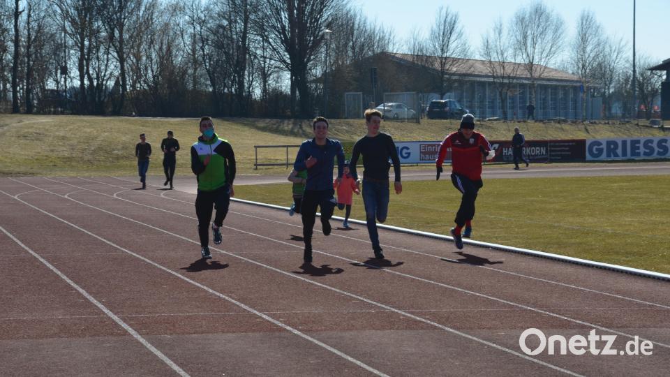 &quot;1000 Runden für die Ukraine&quot;, hieß es am Sonntag im Sportzentrum. Pünktlich um 13 Uhr fiel der Startschuss für den Sponsorenlauf. Kinder, Erwachsene und Senioren machten sich auf den Weg, um die Aktion von TV-Akteur Dominik Buchbinder zu unterstützen. Bild: dob