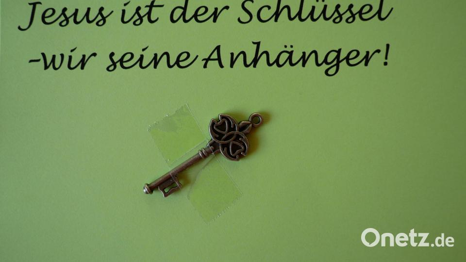 Alle Gottesdienstbesucher erhielten beim Ausgang ein Kärtchen mit einem kleinen Schlüssel als Symbol für den richtigen Weg im Glauben. Bild: hmr
