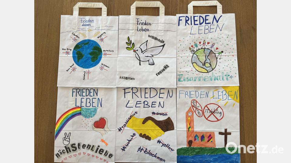 Nachdem sie sich im Religionsunterricht Gedanken über den Frieden gemacht hatten, gestalteten Schüler des HCA-Gymnasiums Papiertüten wie diese, die Teil einer Installation des Künstlers Johannes Volkmann werden sollen. Bild: Katrin Pretzl /exb