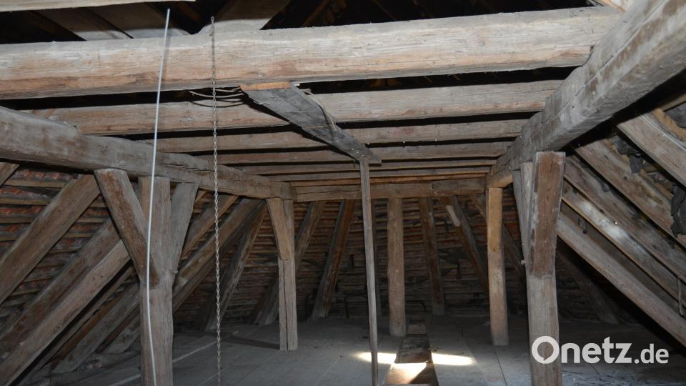 Die Balken des Daches der evangelischen Kirche in Vohenstrauß brauchen dringend eine Überarbeitung. In diesem Frühjahr und Sommer sollen die Arbeiten erfolgen. Bild: dob