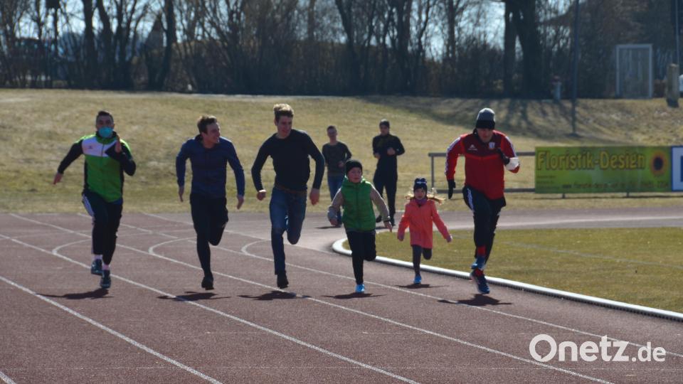 &quot;1000 Runden für die Ukraine&quot;, hieß es am Sonntag im Sportzentrum. Pünktlich um 13 Uhr fiel der Startschuss für den Sponsorenlauf. Kinder, Erwachsene und Senioren machten sich auf den Weg, um die Initiative von TV-Akteur Dominik Buchbinder zu unterstützen. Bild: dob
