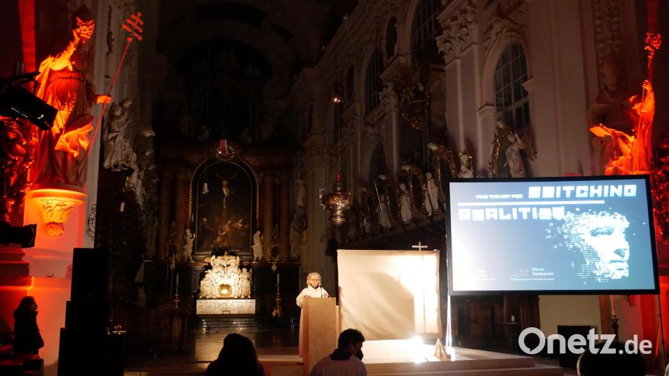 Gemeindereferentin Gertrud Hankl am Ambo neben dem Volksaltar in der Basilika, die mit umfangreicher Licht- und Tontechnik sowie zwei riesigen Leinwänden für den Kino-Gottesdienst vorbereitet worden war. Bild: hmr