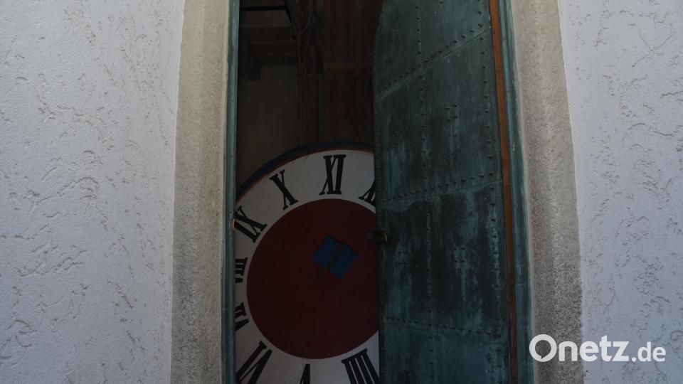 Die Stunde der Kirchendach-Renovierung hat geschlagen. Im Eingang zum Dachboden lagert ein Ziffernblatt der Turmuhr. Bild: dob