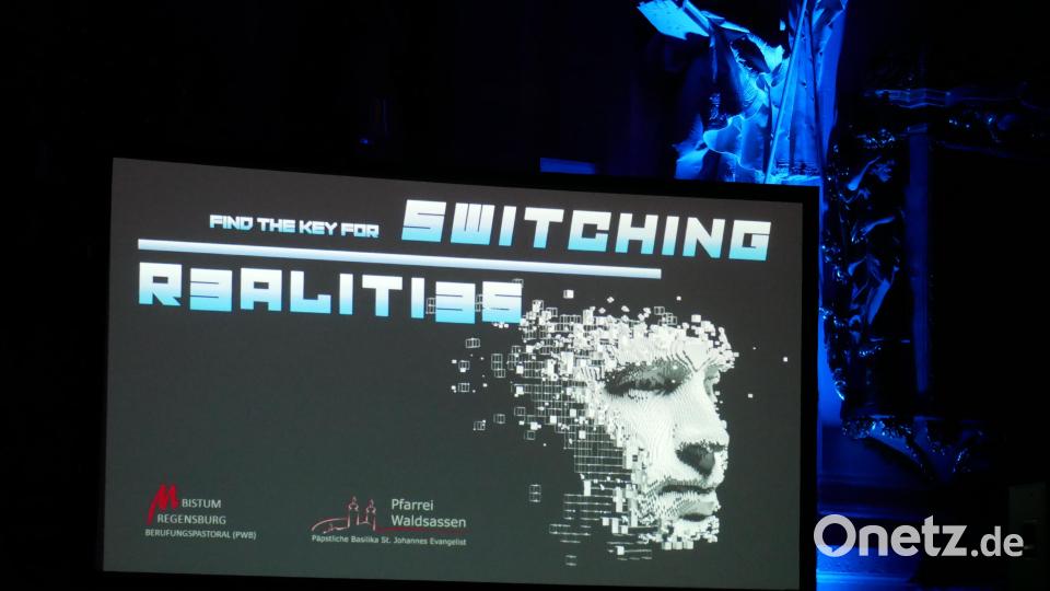 Auf zwei großen Leinwänden war der Film &quot;Ready Player One&quot; in drei Teilen zu sehen. Bild: hmr