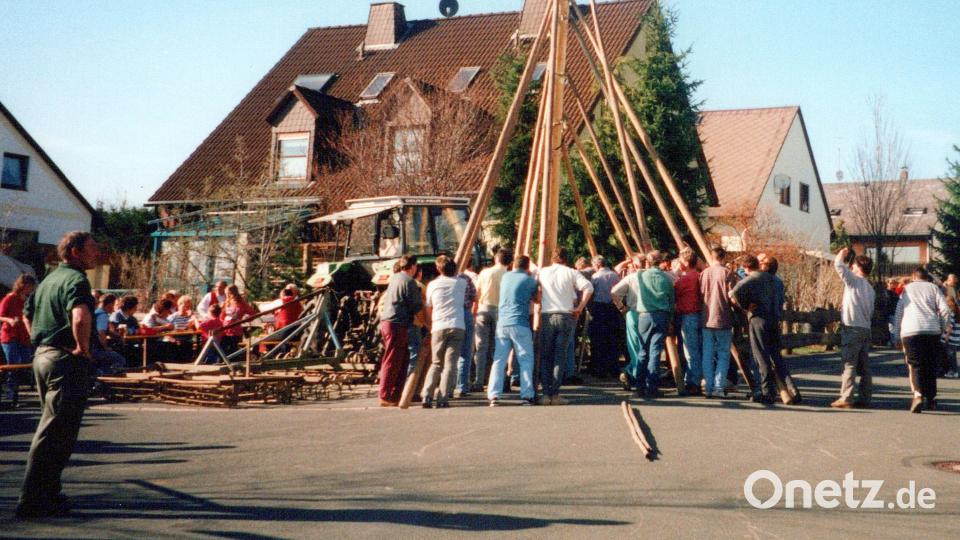 Unter großer Beteiligung der Bevölkerung wurde 1997 der erste Maibaum aufgestellt. Archivbild: ld