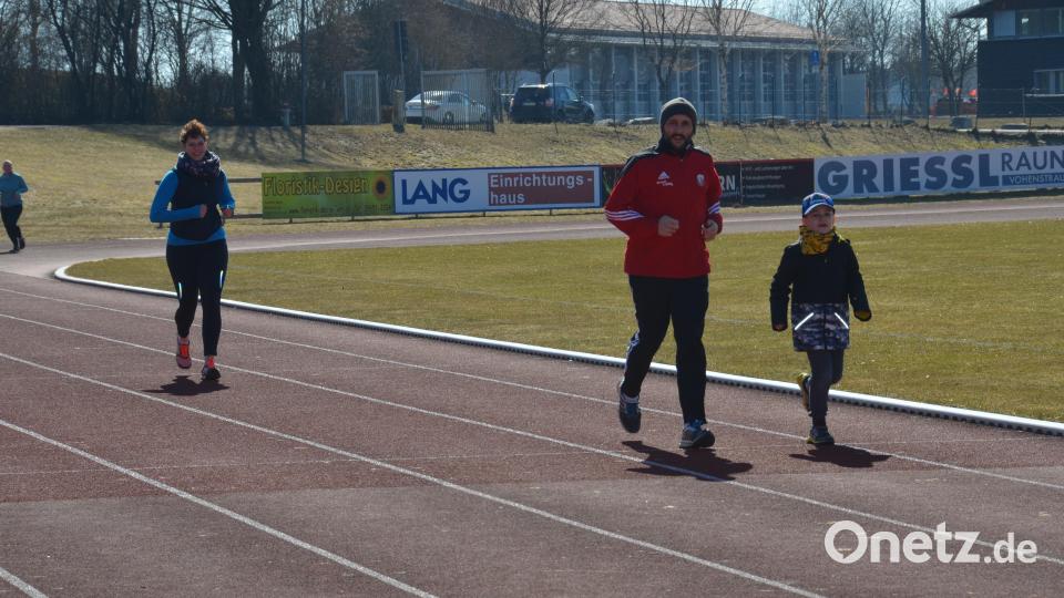Zusammen mit seinem Papa Thomas wagte sich auch Max Eiber auf die Strecke. Bild: dob