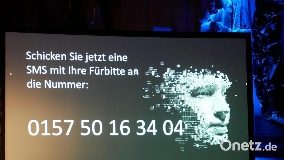 Anstelle der üblicherweise mündlich vorgetragenen Fürbitten konnten die Gottesdienstbesucher von ihnen selbst erstellte Fürbitten mit dem Mobiltelefon über eine SMS an eine Handynummer schicken. Während der Kommunionausteilung wurden diese Fürbitten dann an den großen Bildschirmen angezeigt. Bild: hmr