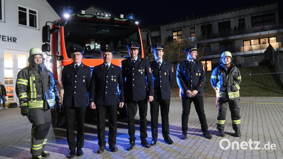 Stolz präsentiert die Rothenstädter Feuerwehr ihr neues Fahrzeug. Bild: Kunz