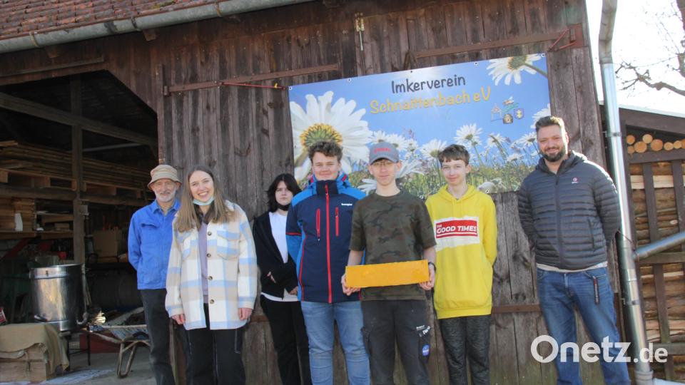 Imker und fachlicher Betreuer der AG Bienen an der Mittelschule Schnaittenbach (l.) und Fachlehrer Dominic Lohr (r.) nach der Wachsernte mit den Bienen AGlern. Bild: ads