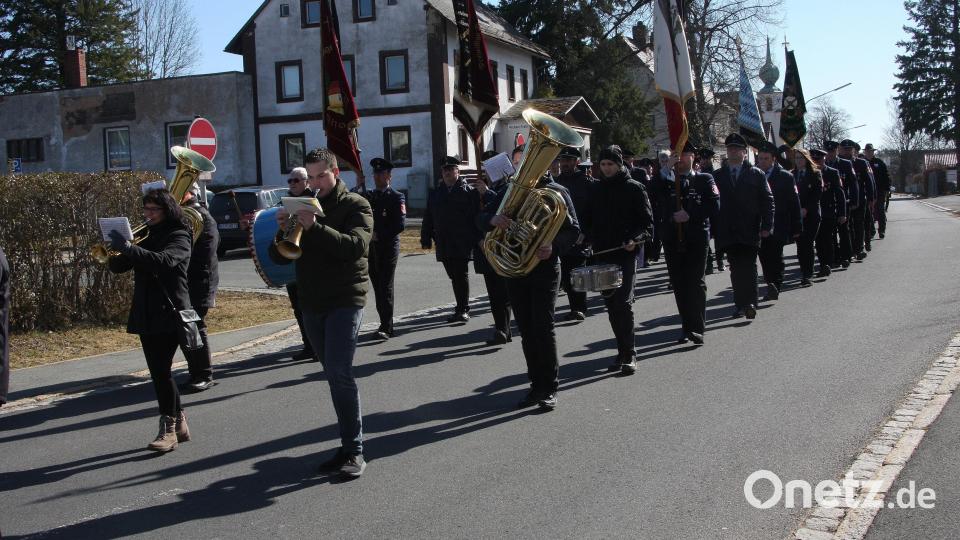 In den Straßen vom Immenreuth und danach mit einem letzten Gruße am Friedhof nahmen die Familie, Verwandte, Freunde und Weggefährten Abschied von Peter Merkl. Bild: wro