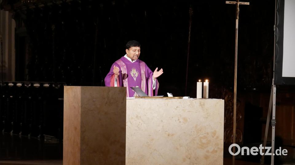 Pfarrvikar John Gali sprang kurzfristig für den erkrankten Präfekten Gerhard Pöpperl ein. Bild: hmr