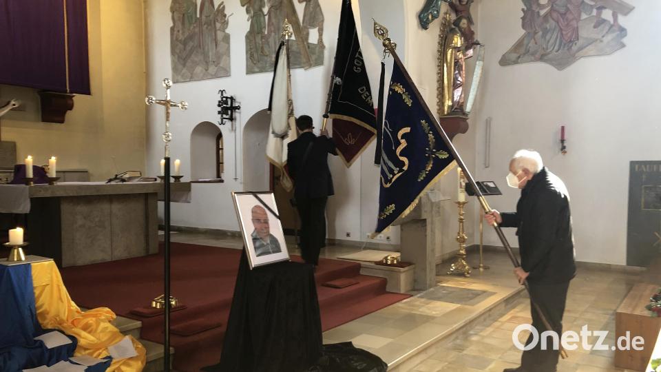 Anteil am Tod des Heimgegangenen nahmen auch die Fahnenabordungen der Vereine. Im Bild: der Bannerträger des Sängerbundes Immenreuth. Bild: wro