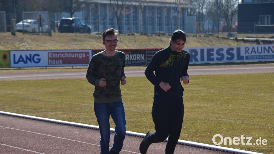 &quot;1000 Runden für die Ukraine&quot;, hieß es am Sonntag im Sportzentrum. Pünktlich um 13 Uhr fiel der Startschuss für den Sponsorenlauf. Kinder, Erwachsene und Senioren machten sich auf den Weg, um die Initiative von TV-Akteur Dominik Buchbinder zu unterstützen. Bild: dob