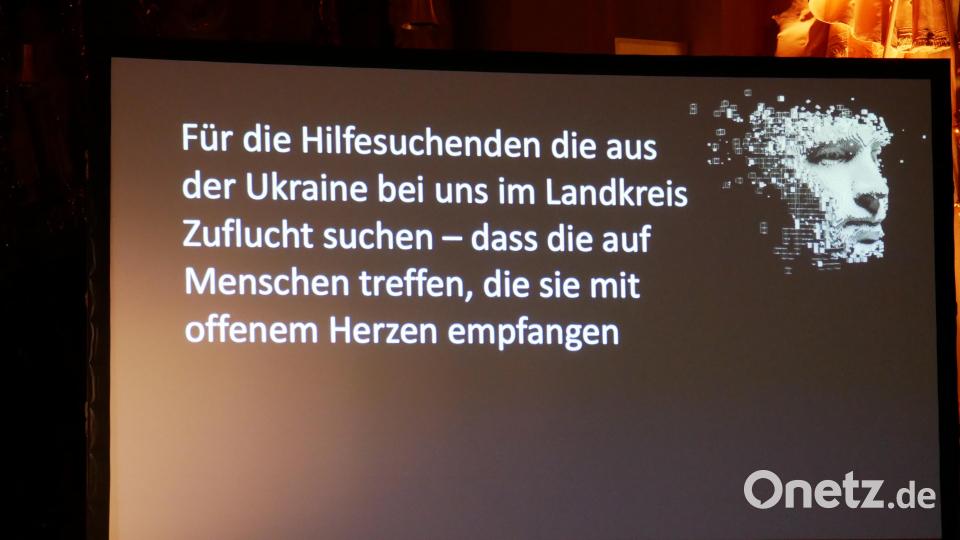 Anstelle der üblicherweise mündlich vorgetragenen Fürbitten konnten die Gottesdienstbesucher von ihnen selbst erstellte Fürbitten mit dem Mobiltelefon über eine SMS an eine Handynummer schicken. Während der Kommunionausteilung wurden diese Fürbitten dann an den großen Bildschirmen angezeigt. Bild: hmr