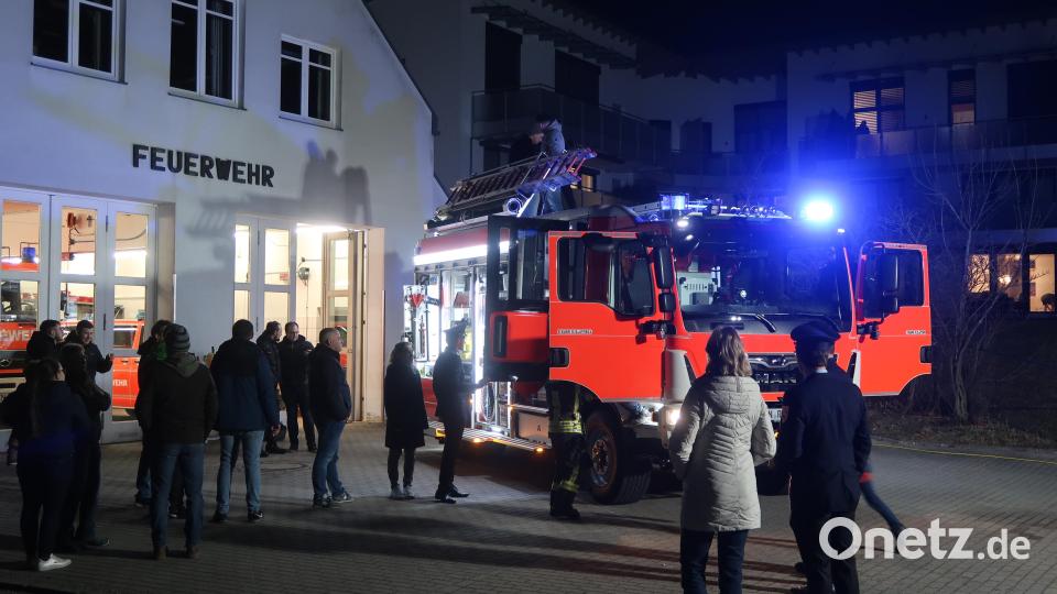 Viele Neugierige bestaunen das neue Feuerwehrauto. Bild: Kunz