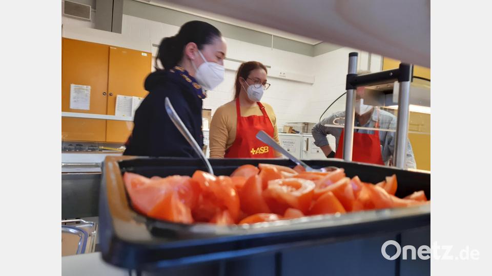 Helfer bei der Essenausgabe in der Notunterkunft des Landkreises Amberg-Sulzbach. Bild: Roland Löb - ASB/exb