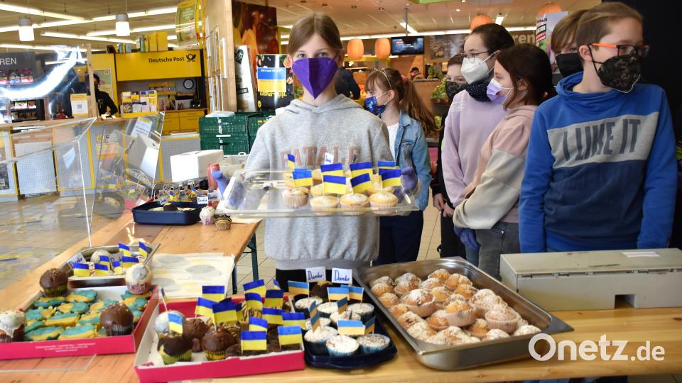 Nahezu jeder Muffin wurde mit einem kleinen Fähnchen in den Farben der Ukrainischen Flagge und einem "Danke" auf der Rückseite bestückt. Bild: ubb