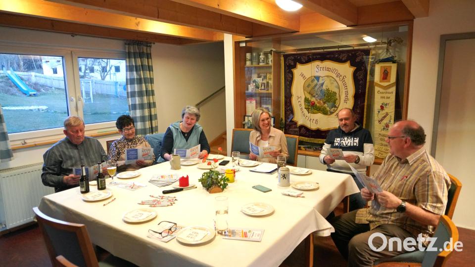 Im Albersriether Dorftreff stellt NEUN2727 - Koordinatorin Doris Völkl (Dritte von rechts) zusammen mit dem Steuerungskreis das neue Programm von März bis Ende Mai 2022 vor.
Von links: Manfred Kuhn, Monika Kuhn, Josefine Schmid, Doris Völkl, 2. Bürgermeister Roman Bauer und Dr. Johannes Weig. Bild: fvo