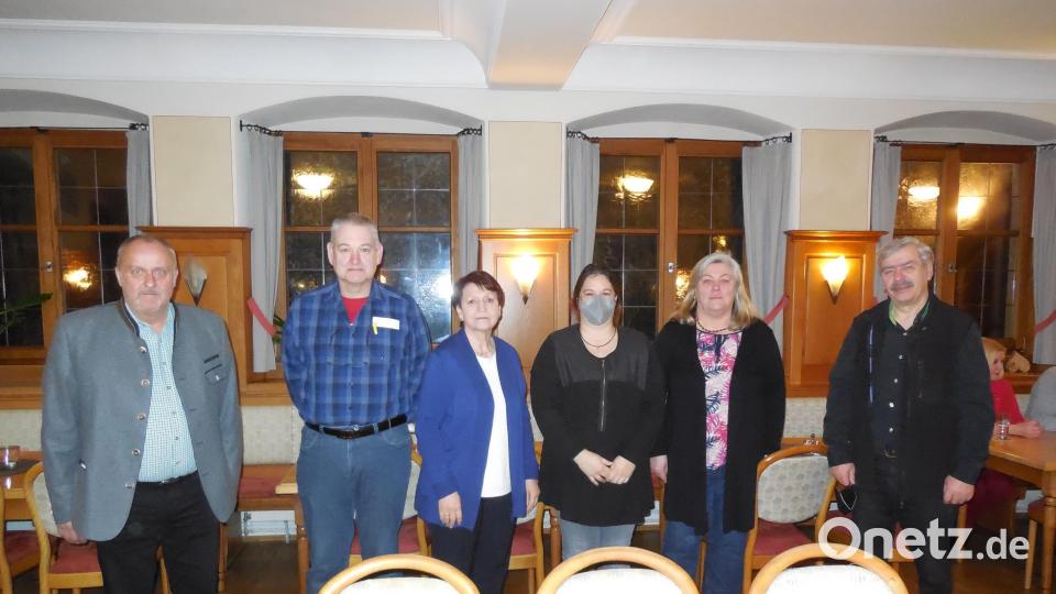 Die Mitglieder der Siedlergemeinschaft Ammerthal wählen einen neuen Vorstand (von links): Bürgermeister Anton Peter, Thomas Dockter (Kassenrevisor), Silvia Helb (Zweite Vorsitzende), Simone Groh (Kassenverwalterin), Anita Knorr (Vorsitzende) sowie Bezirks- und Kreisvorsitzender Reinhard Ott. Bild: mof