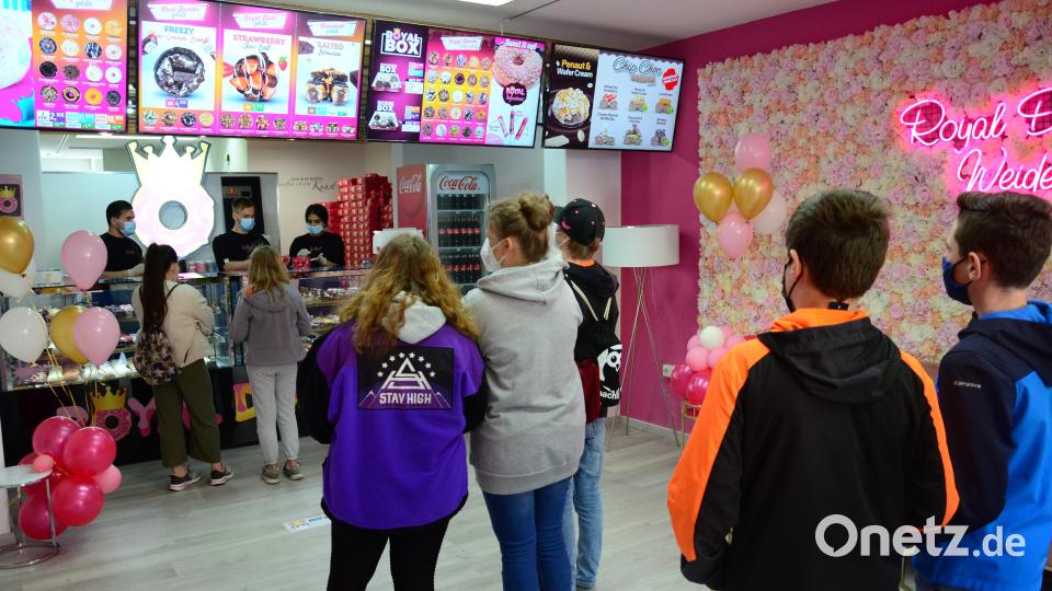 Die ersten Kunden (vorne) warteten zwei Stunden auf den Einlass. Bild: Kunz