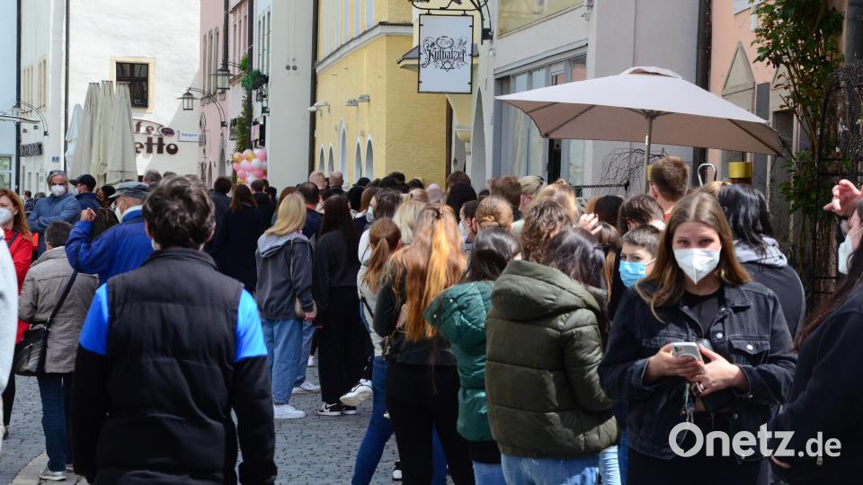 Die Warteschlange vor bis zu den Luftballons war mehr als 150 Meter lang. Bild: Kunz