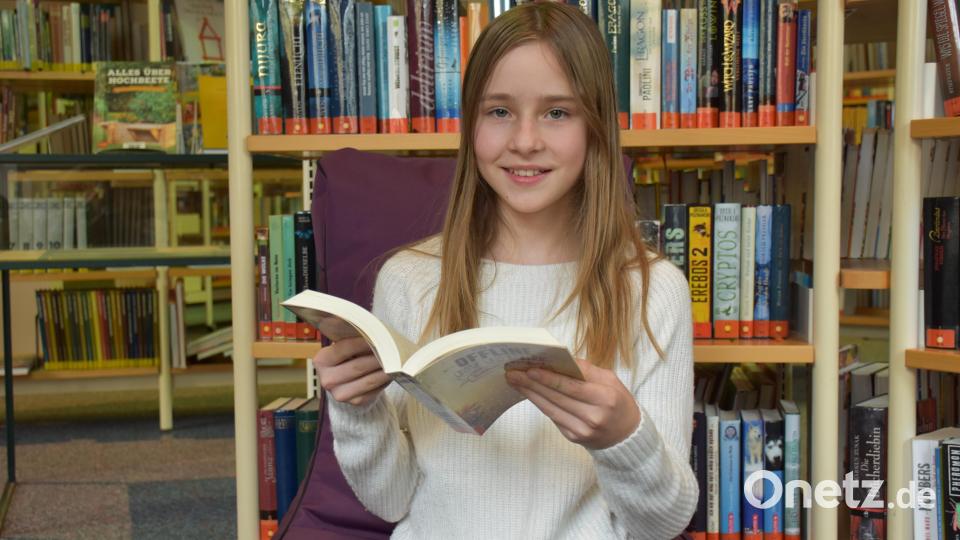 Die elfjährige Jasmin Schmidkonz aus Schwarzenbach hat sich unter acht Finalteilnehmern durchgesetzt und ist die beste Vorleserin 2021/2022 der sechsten Klassen in den Landkreisschulen. Bild: ubb